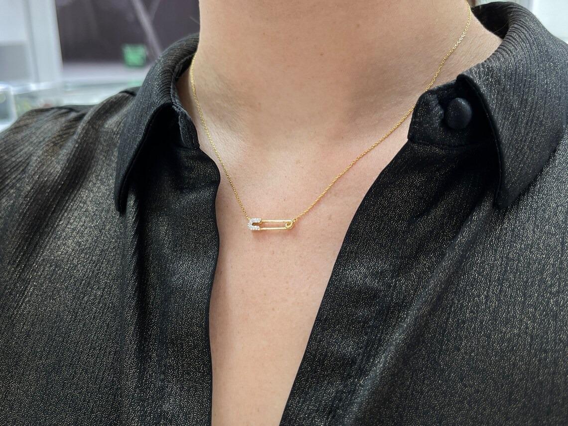 14K Natural Brilliant Round Diamond Safety Pin Gold Stacking Halskette Accessoire (Moderne) im Angebot
