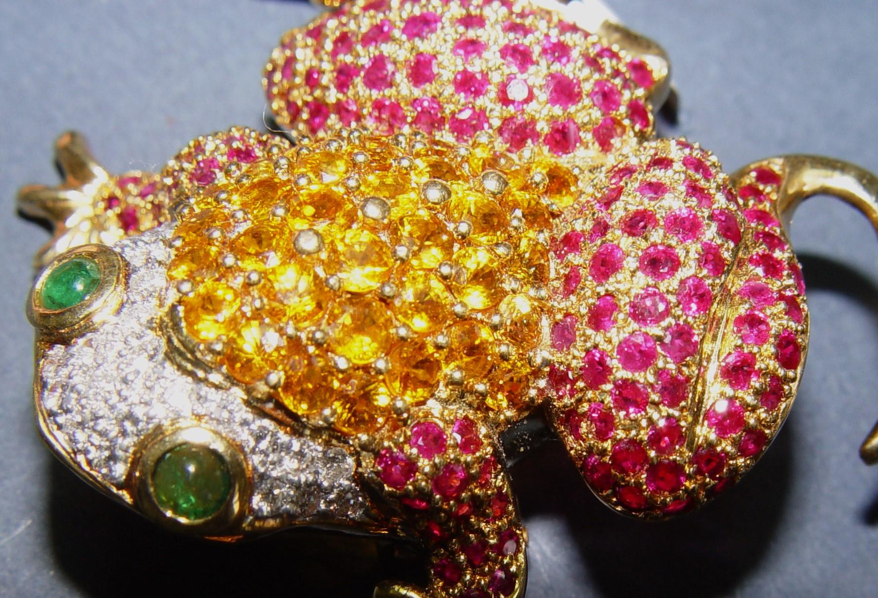 14K natürlicher Diamant Saphir, Rubin FROG Pin/Brosche 65x45MM im Zustand „Hervorragend“ im Angebot in Chicago, IL