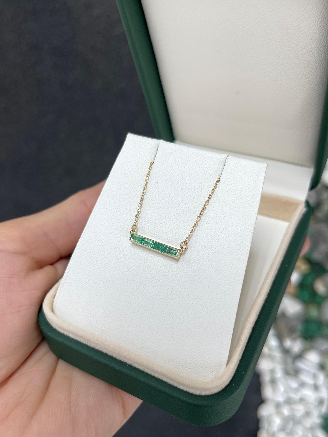 Moderno Collana a barre di smeraldi naturali 14K Smeraldo medio verde taglio baguette Est-Ovest in vendita