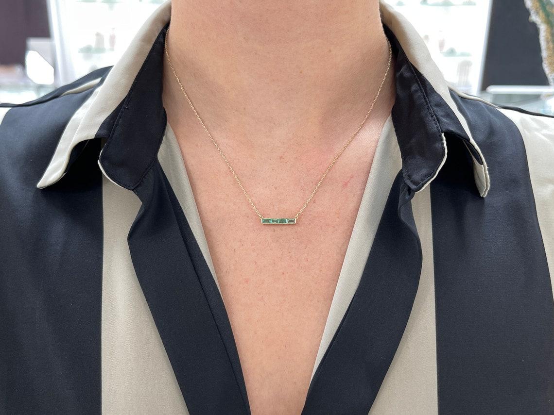 Taglio baguette Collana a barre di smeraldi naturali 14K Smeraldo medio verde taglio baguette Est-Ovest in vendita