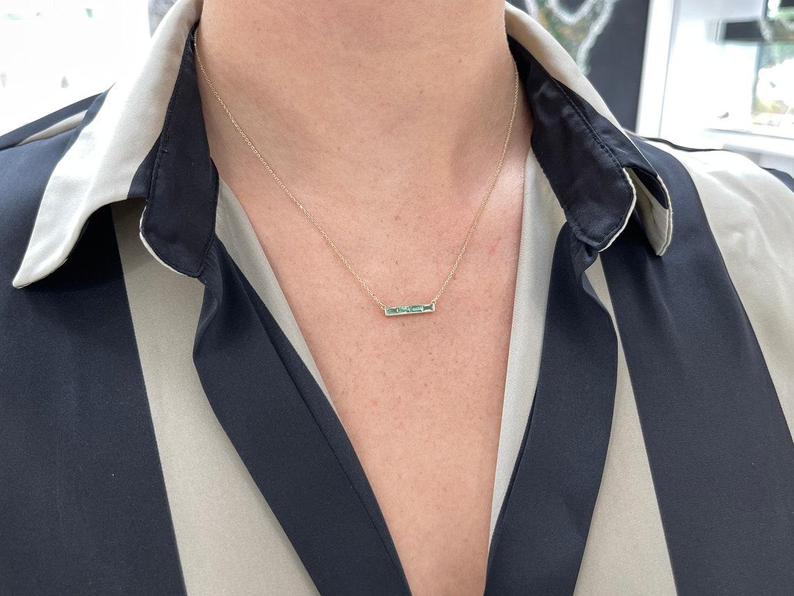 Donna Collana a barre di smeraldi naturali 14K Smeraldo medio verde taglio baguette Est-Ovest in vendita