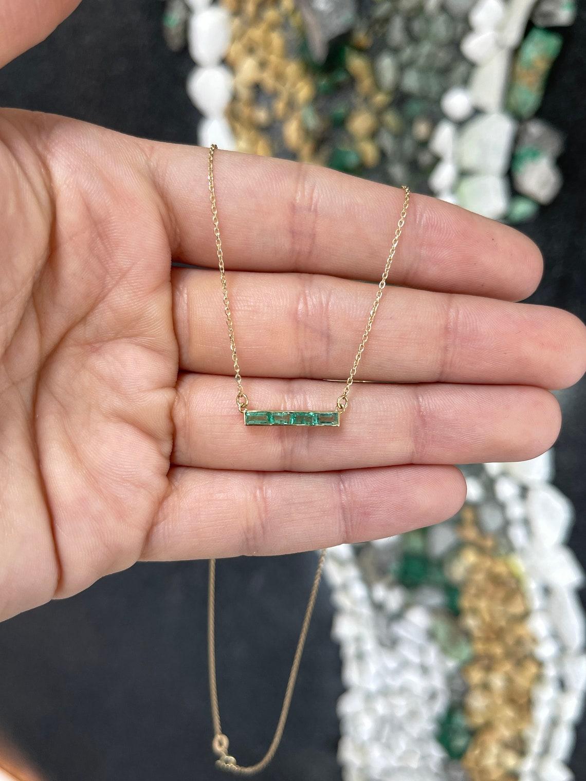 Collana a barre di smeraldi naturali 14K Smeraldo medio verde taglio baguette Est-Ovest in vendita 1