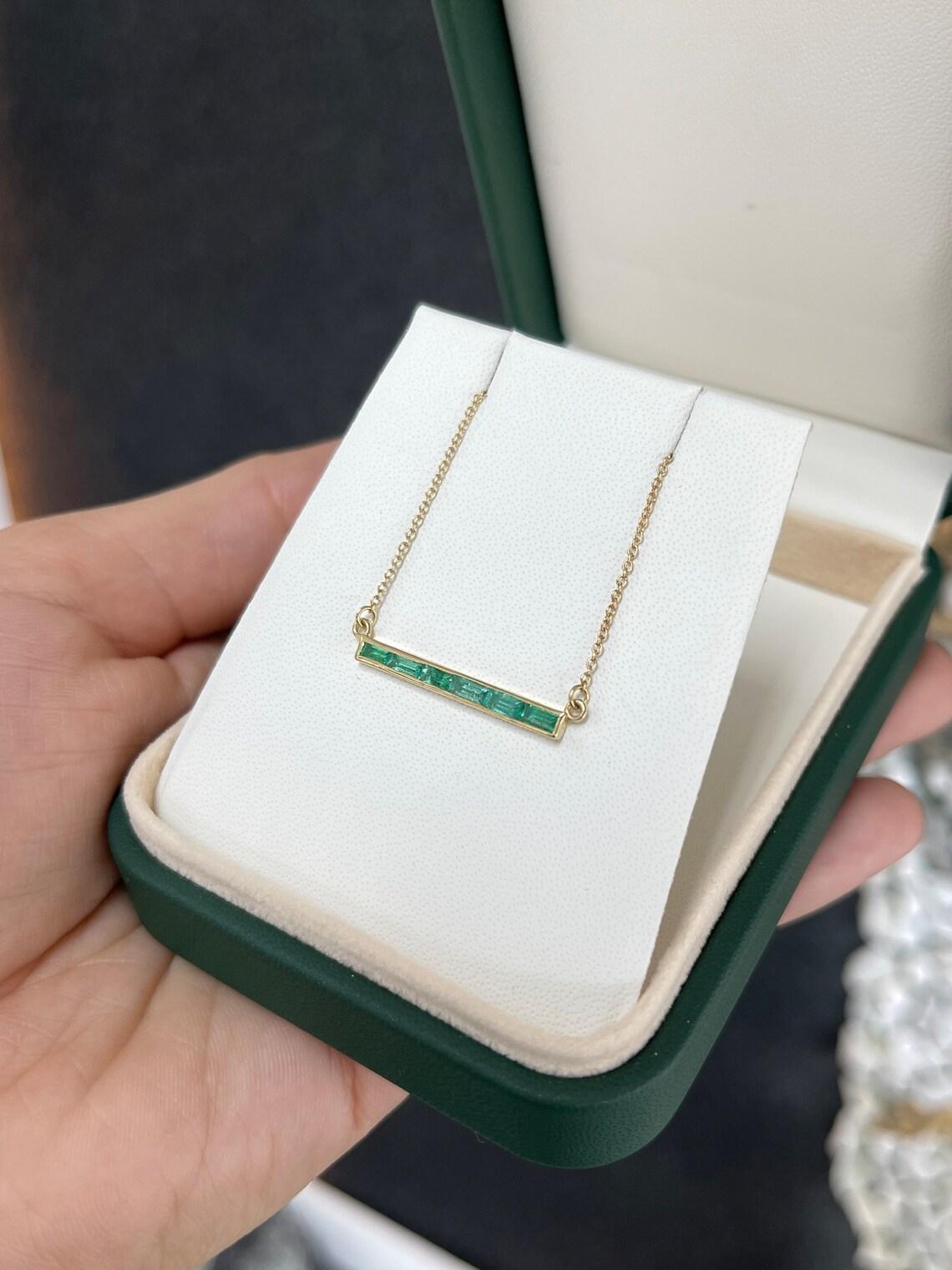 14K natürlicher Smaragd Bar Halskette Medium Grüner Baguette-Schliff Smaragd Set Ost (Moderne) im Angebot