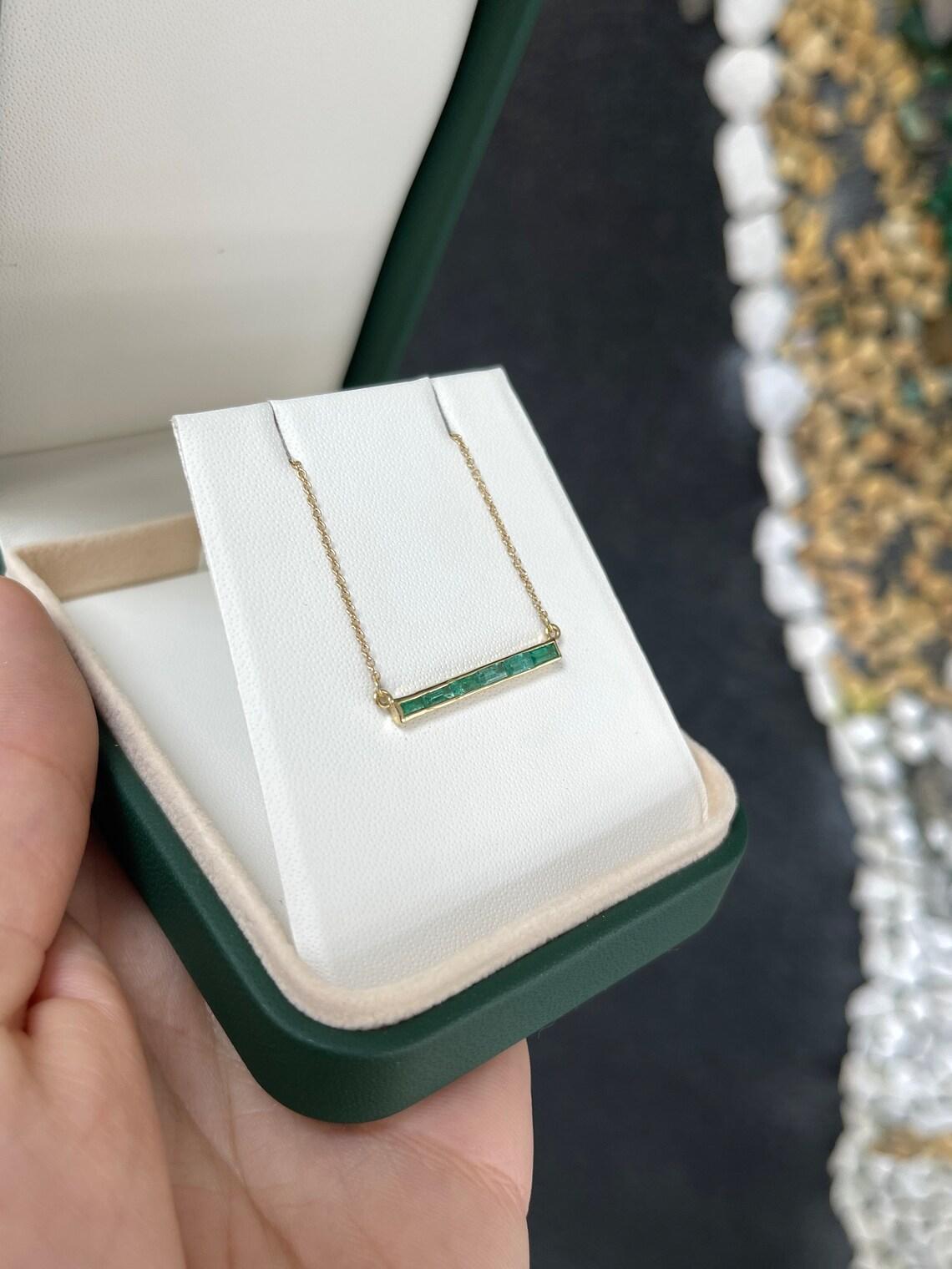 14K natürlicher Smaragd Bar Halskette Medium Grüner Baguette-Schliff Smaragd Set Ost (Baguetteschliff) im Angebot