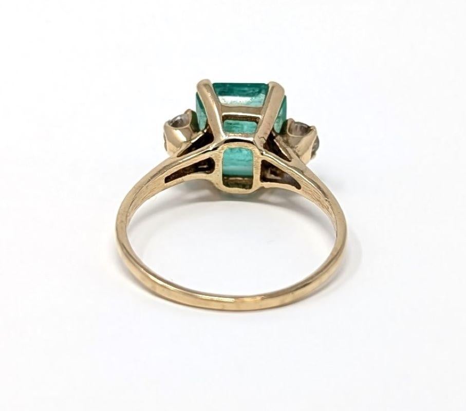 Taille baguette Bague en or jaune 14 carats avec émeraude naturelle et diamants signée JTC 969 en vente