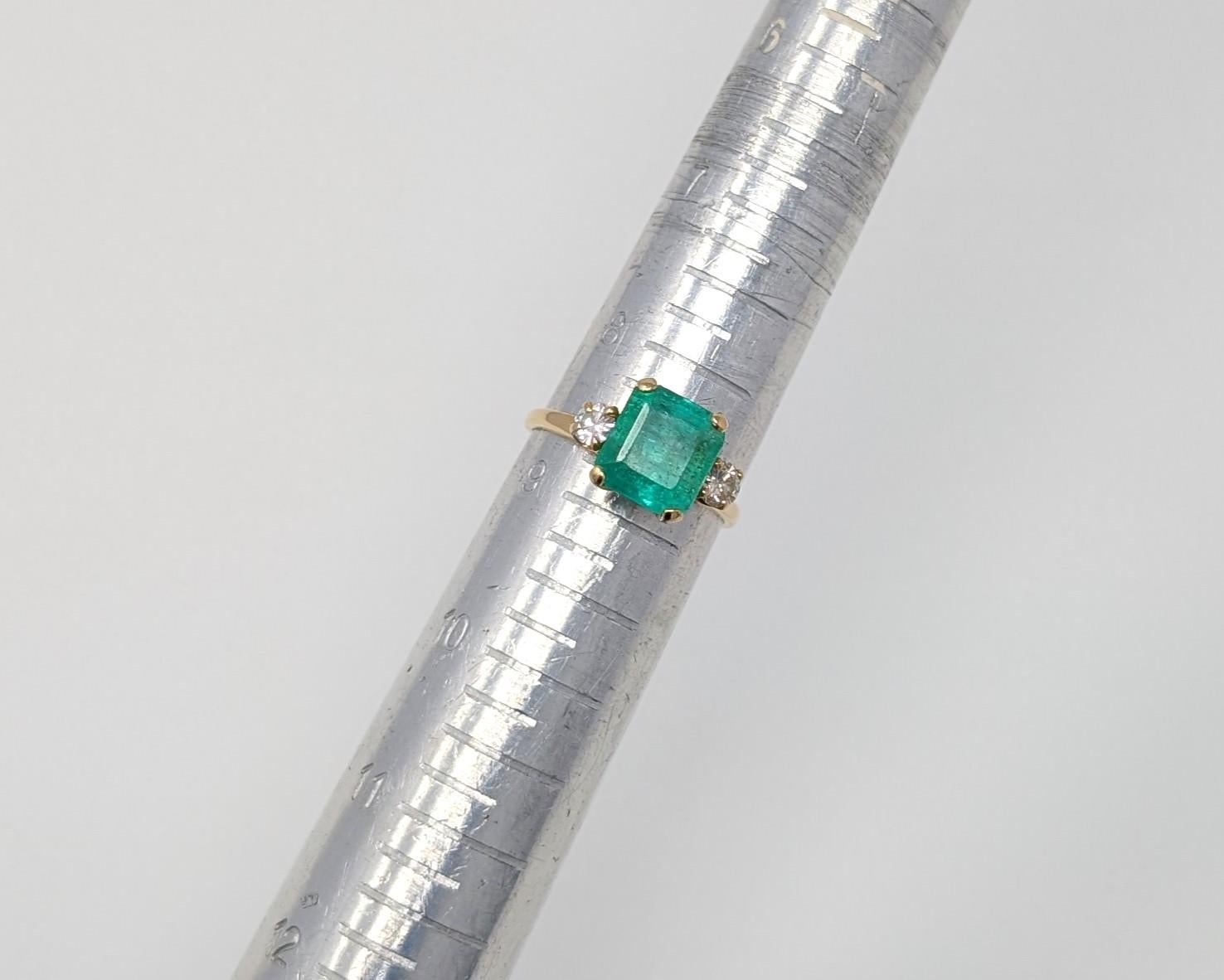 Bague en or jaune 14 carats avec émeraude naturelle et diamants signée JTC 969 Pour femmes en vente