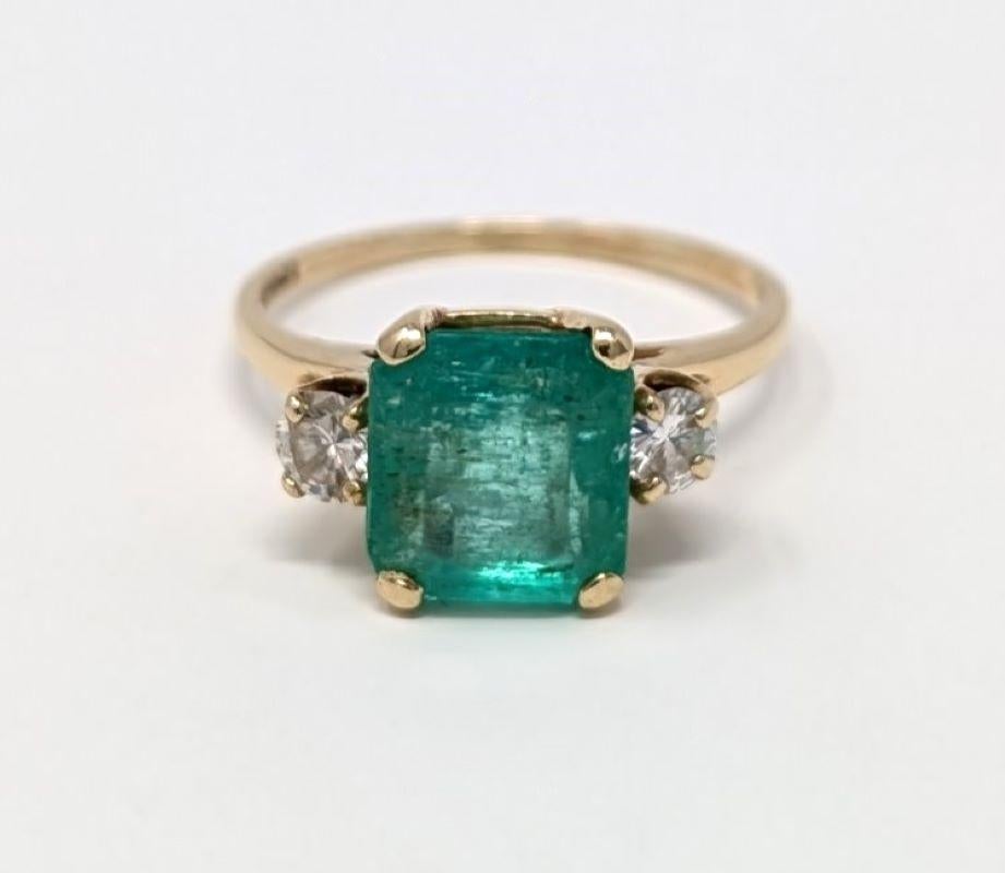 Bague en or jaune 14 carats avec émeraude naturelle et diamants signée JTC 969 en vente 1
