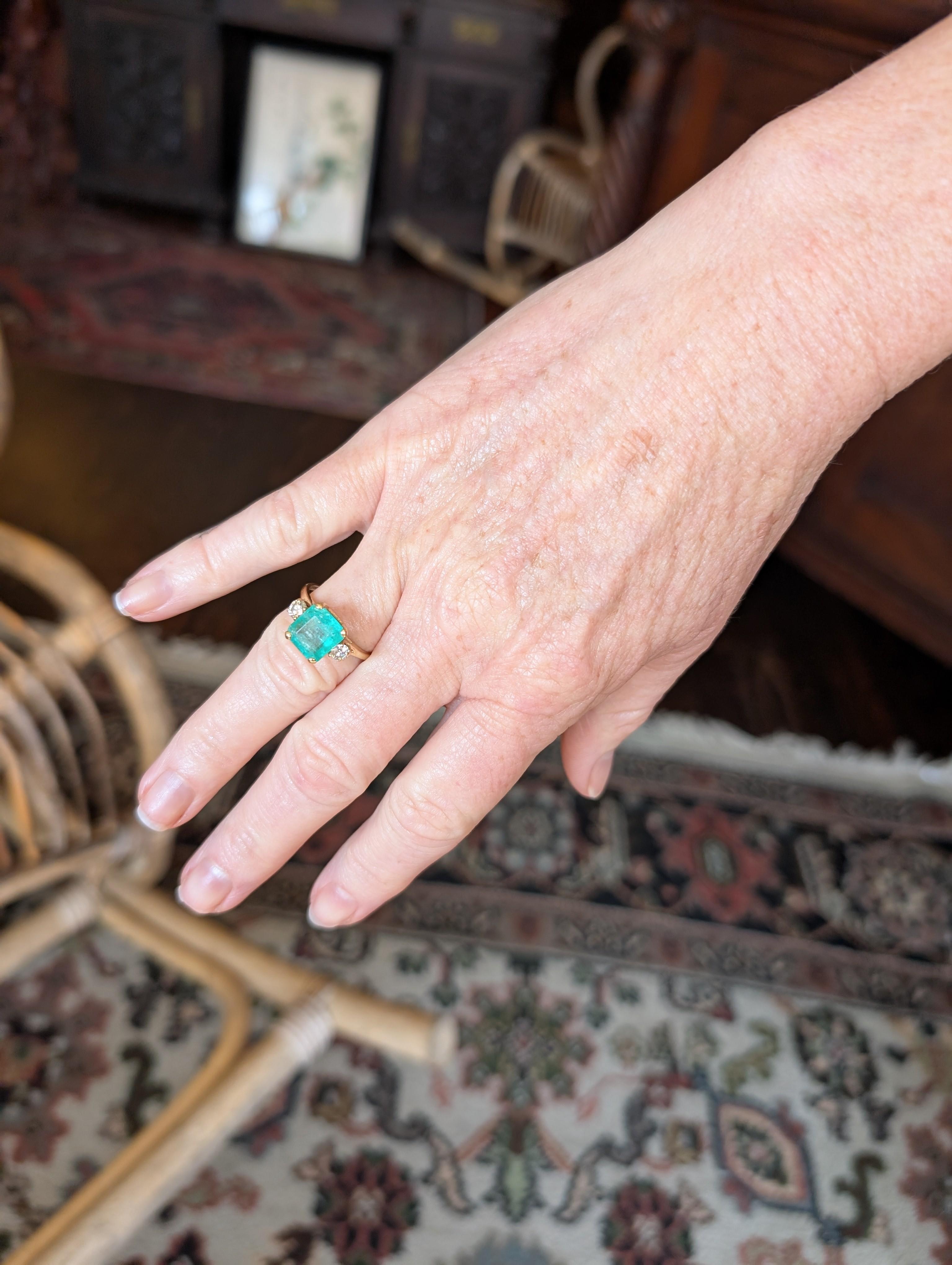 Bague en or jaune 14 carats avec émeraude naturelle et diamants signée JTC 969 en vente 2