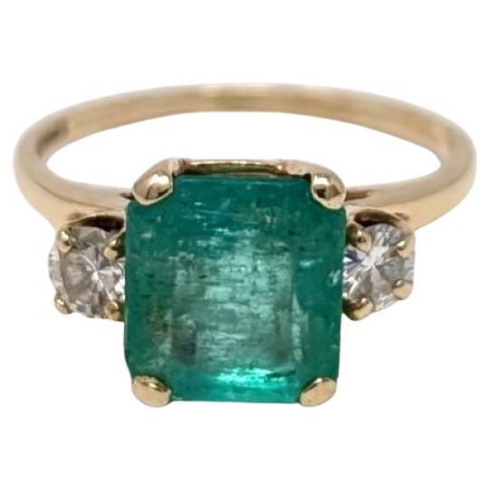 Bague en or jaune 14 carats avec émeraude naturelle et diamants signée JTC 969