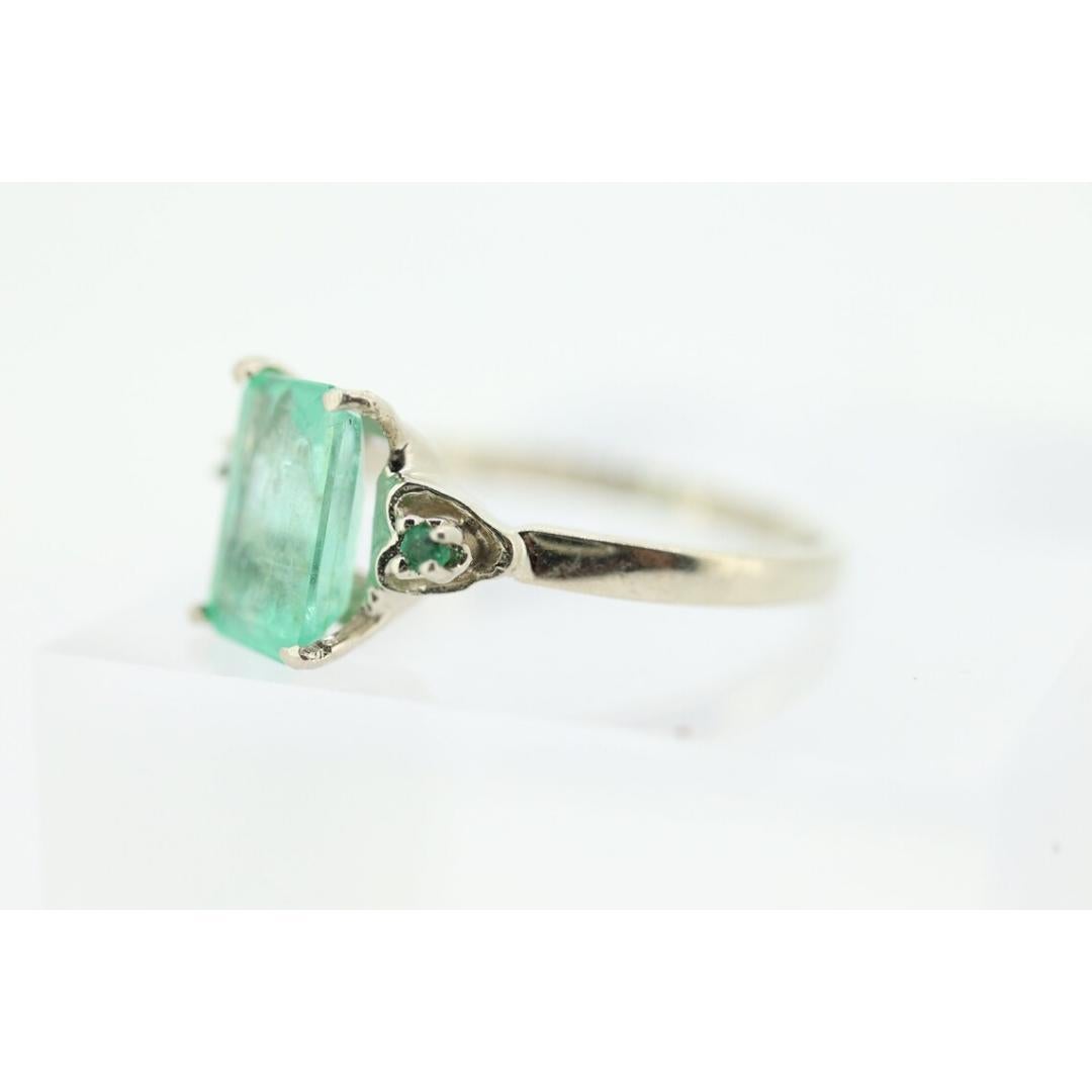 Anillo solitario de oro blanco con esmeralda natural de 14k. Anillo de Esmeralda Natural Genuina en Bueno estado para la venta en Port Charlotte, FL