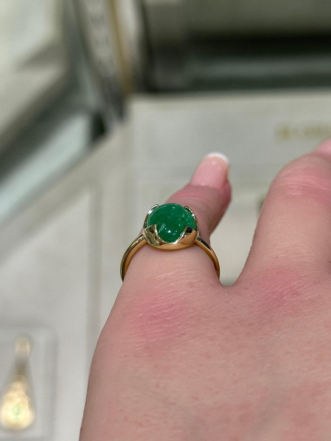 14K Natural Oval Cabochon Cut Emerald Solitaire Ring with Medium Dark Green In New Condition For Sale In Jupiter, FL