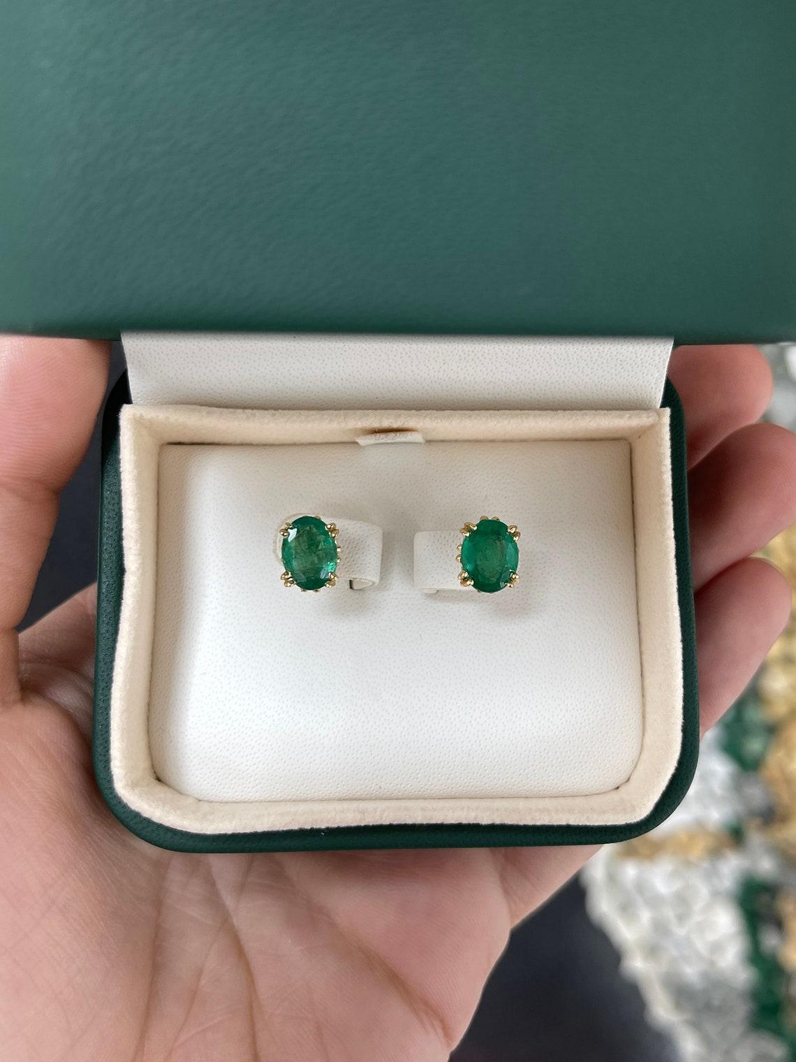 Pendientes florales talla oval natural 14K Diseño Fluer De Lis Verde Oscuro Medio Moderno en venta