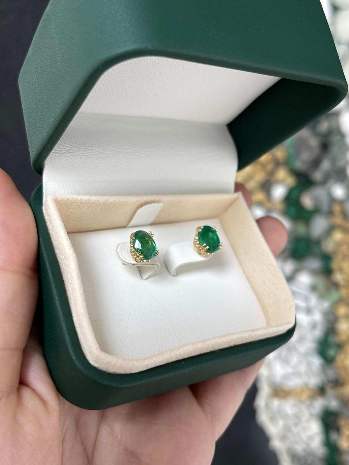 Pendientes florales talla oval natural 14K Diseño Fluer De Lis Verde Oscuro Medio Corte oval en venta