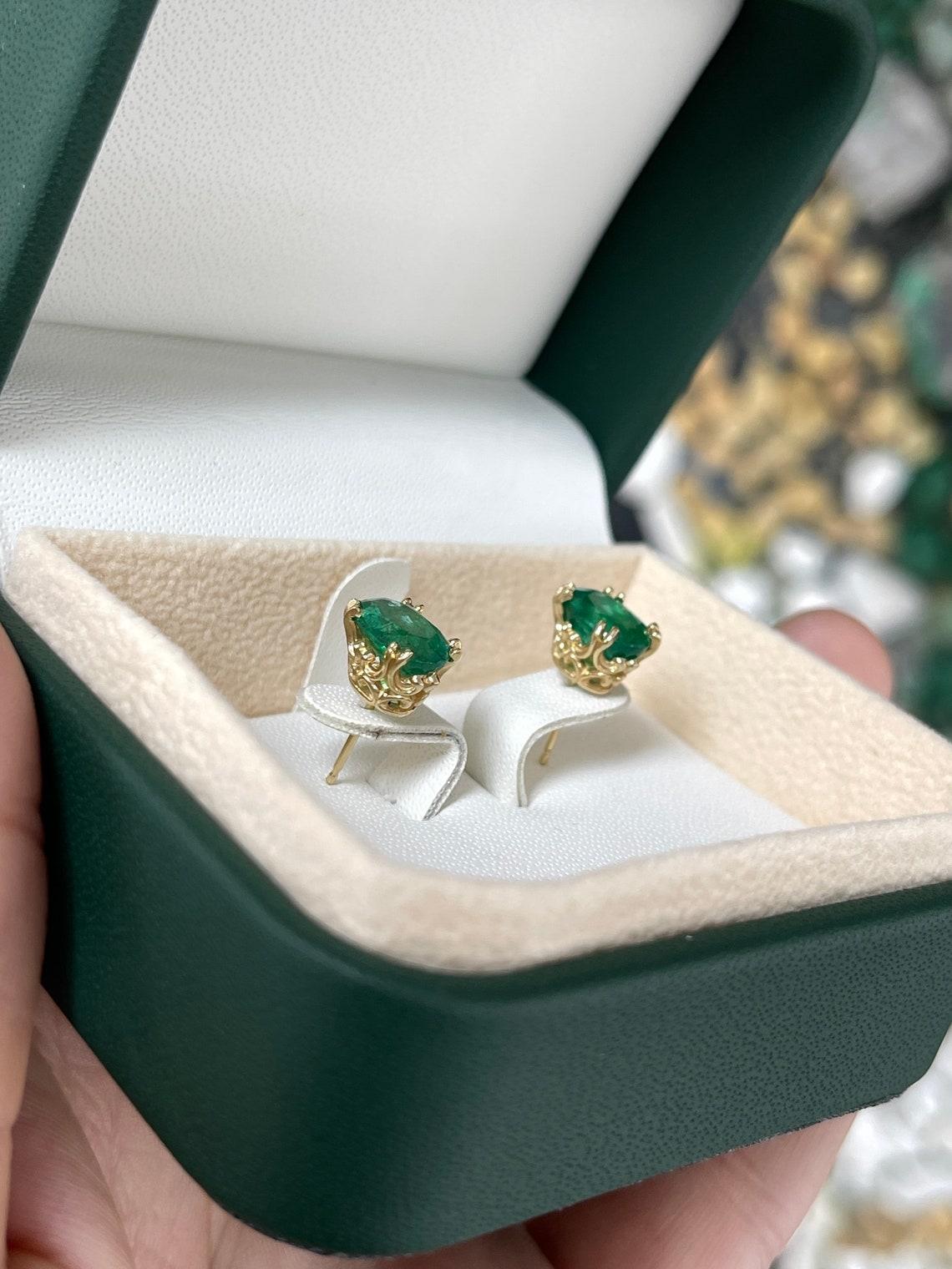 Pendientes florales talla oval natural 14K Diseño Fluer De Lis Verde Oscuro Medio en Nuevo estado para la venta en Jupiter, FL