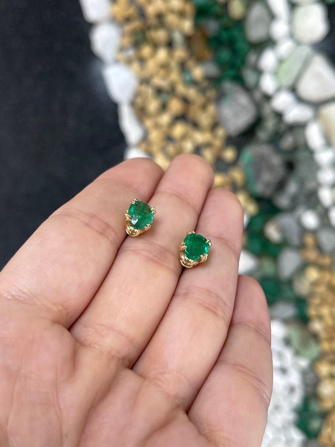Pendientes florales talla oval natural 14K Diseño Fluer De Lis Verde Oscuro Medio en venta 1