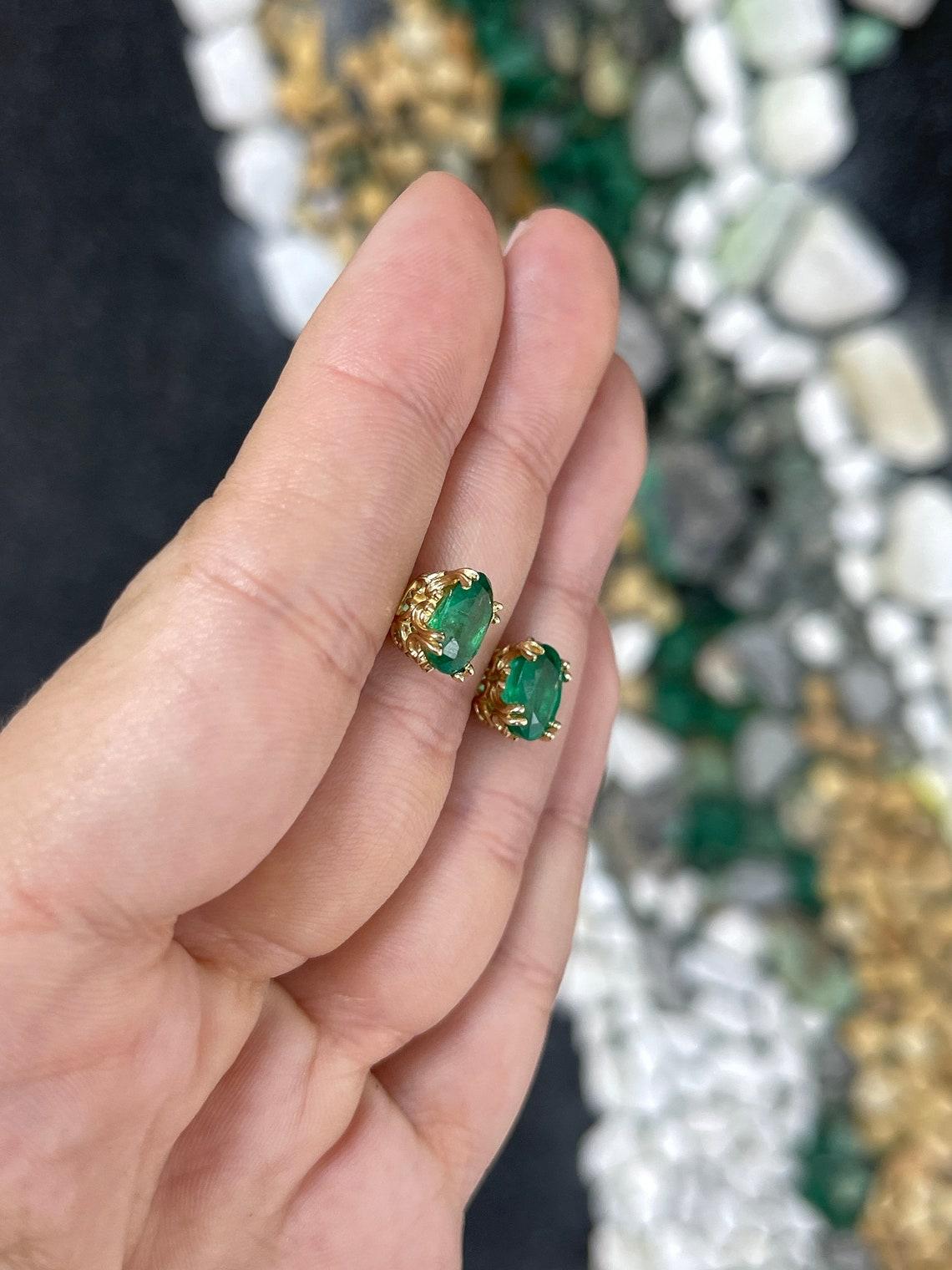 Pendientes florales talla oval natural 14K Diseño Fluer De Lis Verde Oscuro Medio en venta 2