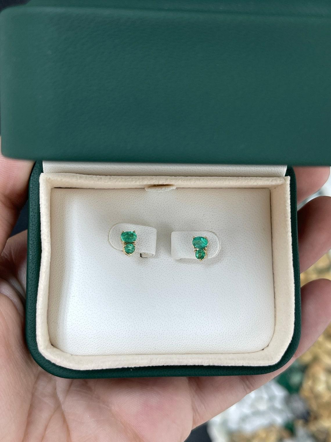 14K natürliche ovale & runde Smaragd-Ohrstecker im Rundschliff Kleinen Grünen Smaragd-Ohrstecker (Moderne) im Angebot