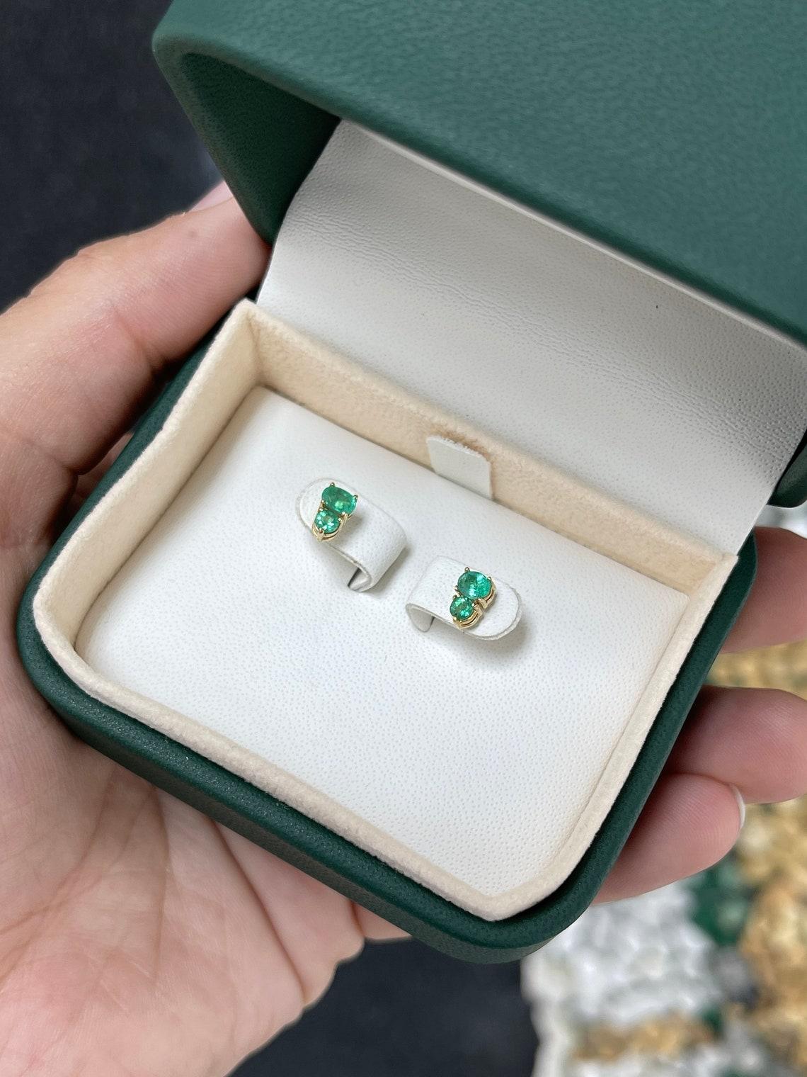 14K natürliche ovale & runde Smaragd-Ohrstecker im Rundschliff Kleinen Grünen Smaragd-Ohrstecker (Ovalschliff) im Angebot