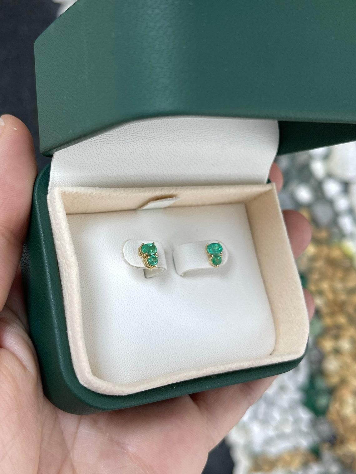 14K natürliche ovale & runde Smaragd-Ohrstecker im Rundschliff Kleinen Grünen Smaragd-Ohrstecker im Zustand „Neu“ im Angebot in Jupiter, FL