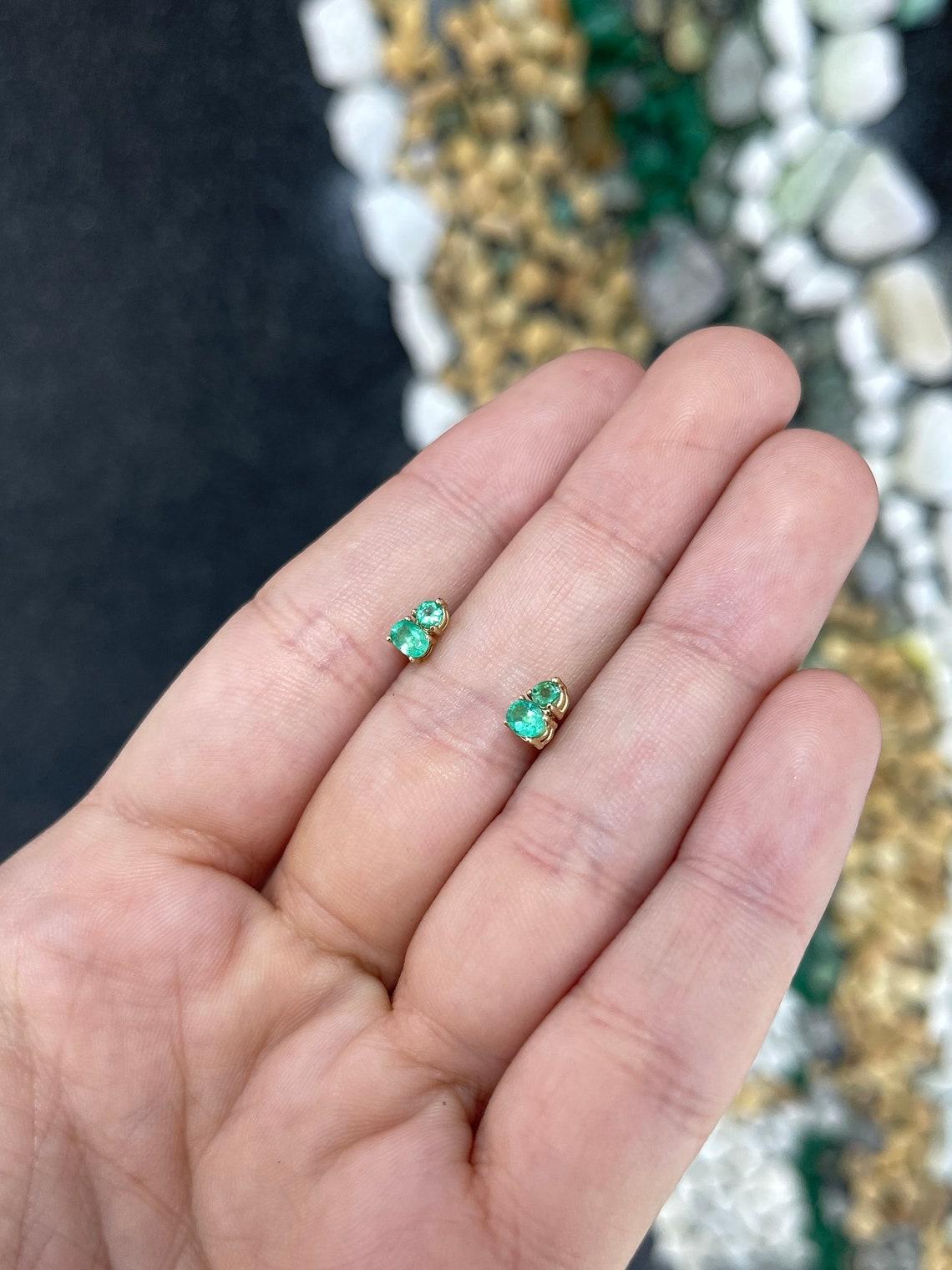 14K natürliche ovale & runde Smaragd-Ohrstecker im Rundschliff Kleinen Grünen Smaragd-Ohrstecker im Angebot 1