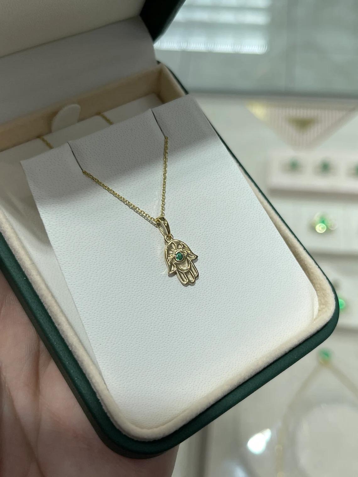 Modern 14K Natural Round Emerald Hamsa Jewish/Muslim Religious Pendant Necklace  For Sale