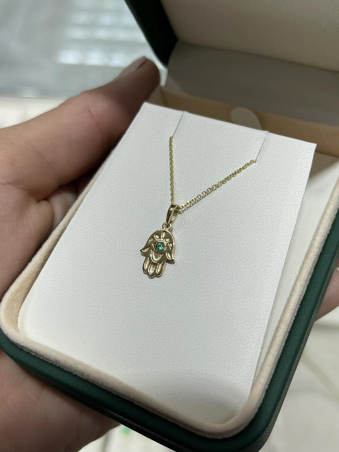 Round Cut 14K Natural Round Emerald Hamsa Jewish/Muslim Religious Pendant Necklace  For Sale