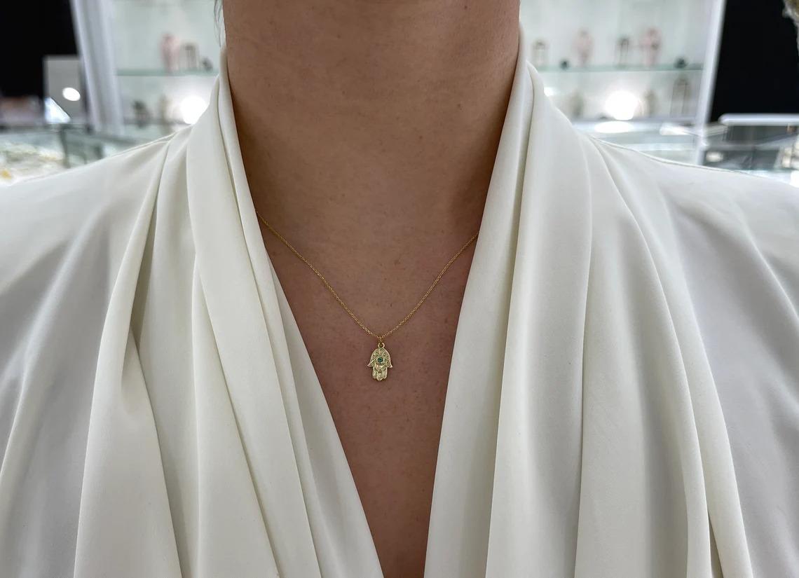 14K Natural Round Emerald Hamsa Jewish/Muslim Religious Pendant Necklace  In New Condition For Sale In Jupiter, FL