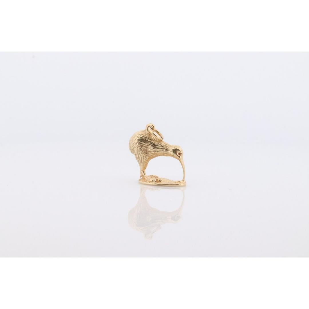 Vintage degli anni '60
Materiali: Oro
Stile: Minimalista

Larghezza del ciondolo: 40 millimetri

Splendido ciondolo a tema NEW ZEALAND.

Charm a forma di busto Kiwi Bird 3D in oro giallo massiccio 14k.

Prodotto da GDNS

Oro 14ct con marchio di