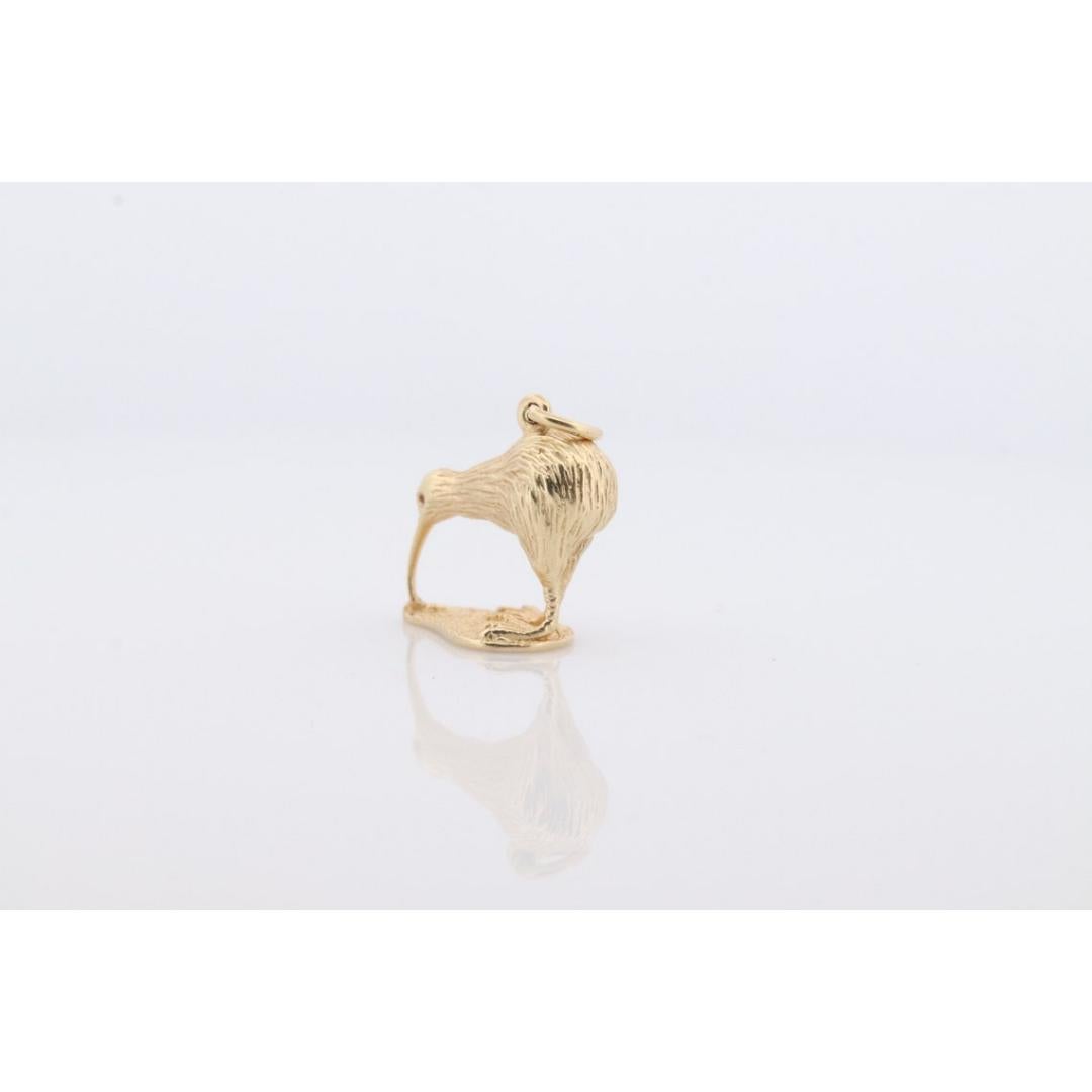 Donna Medaglione con ciondolo NEW ZEALAND 14k. Ciondolo a forma di busto di uccello Kiwi in oro 14 carati. Uccello Kiwi 3D. in vendita