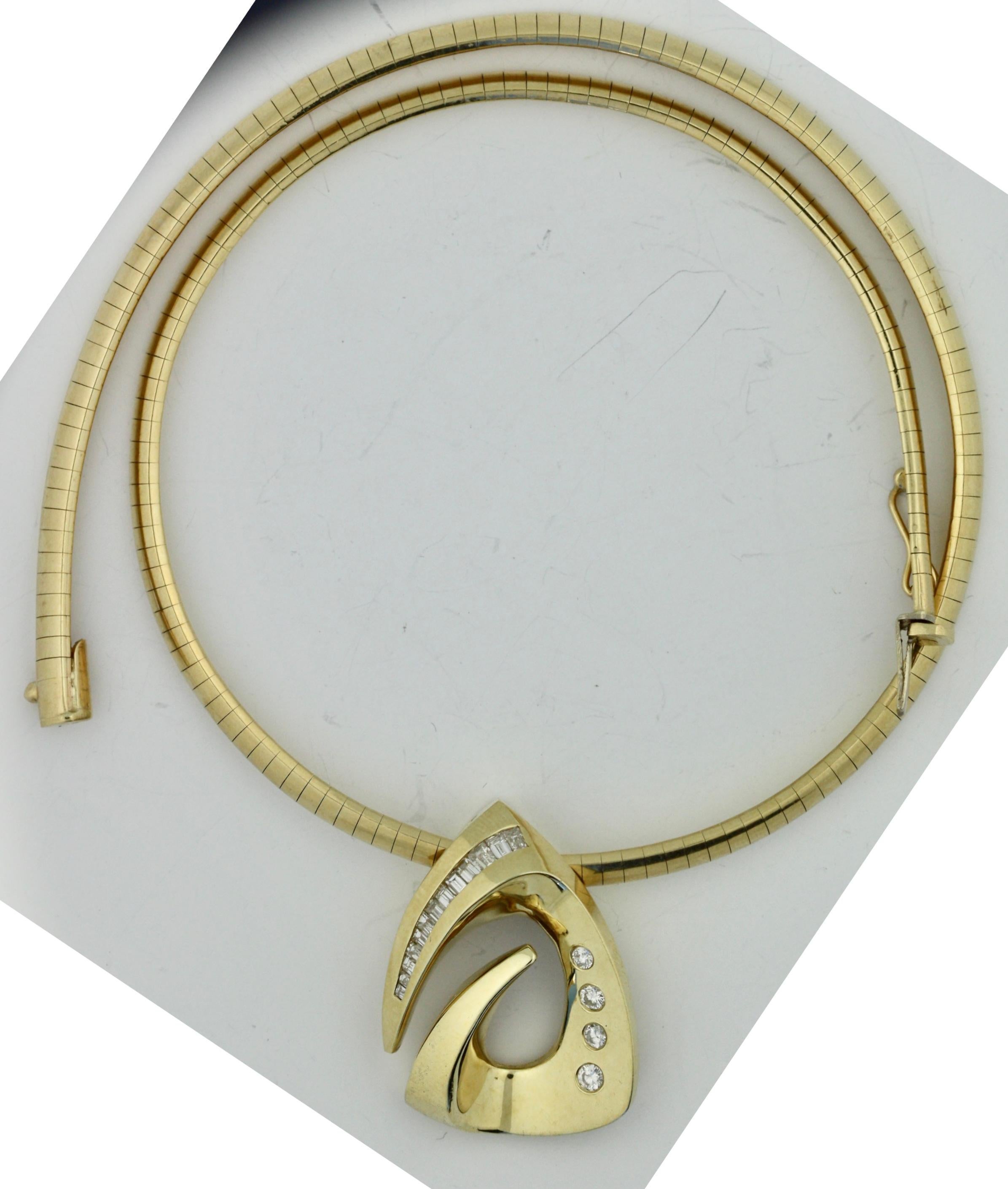 Collier pendentif en or 14 carats avec diamants et oméga Bon état - En vente à Palm Beach, FL