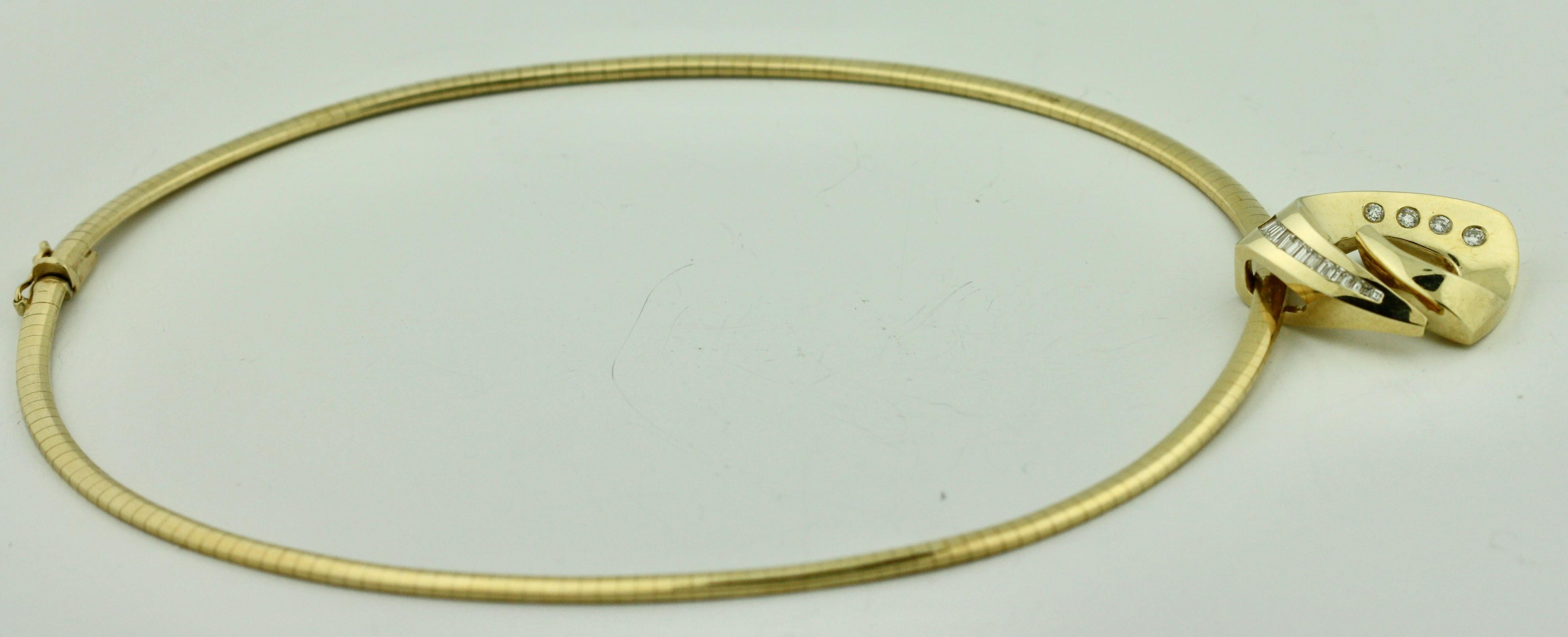 Collier pendentif en or 14 carats avec diamants et oméga en vente 1