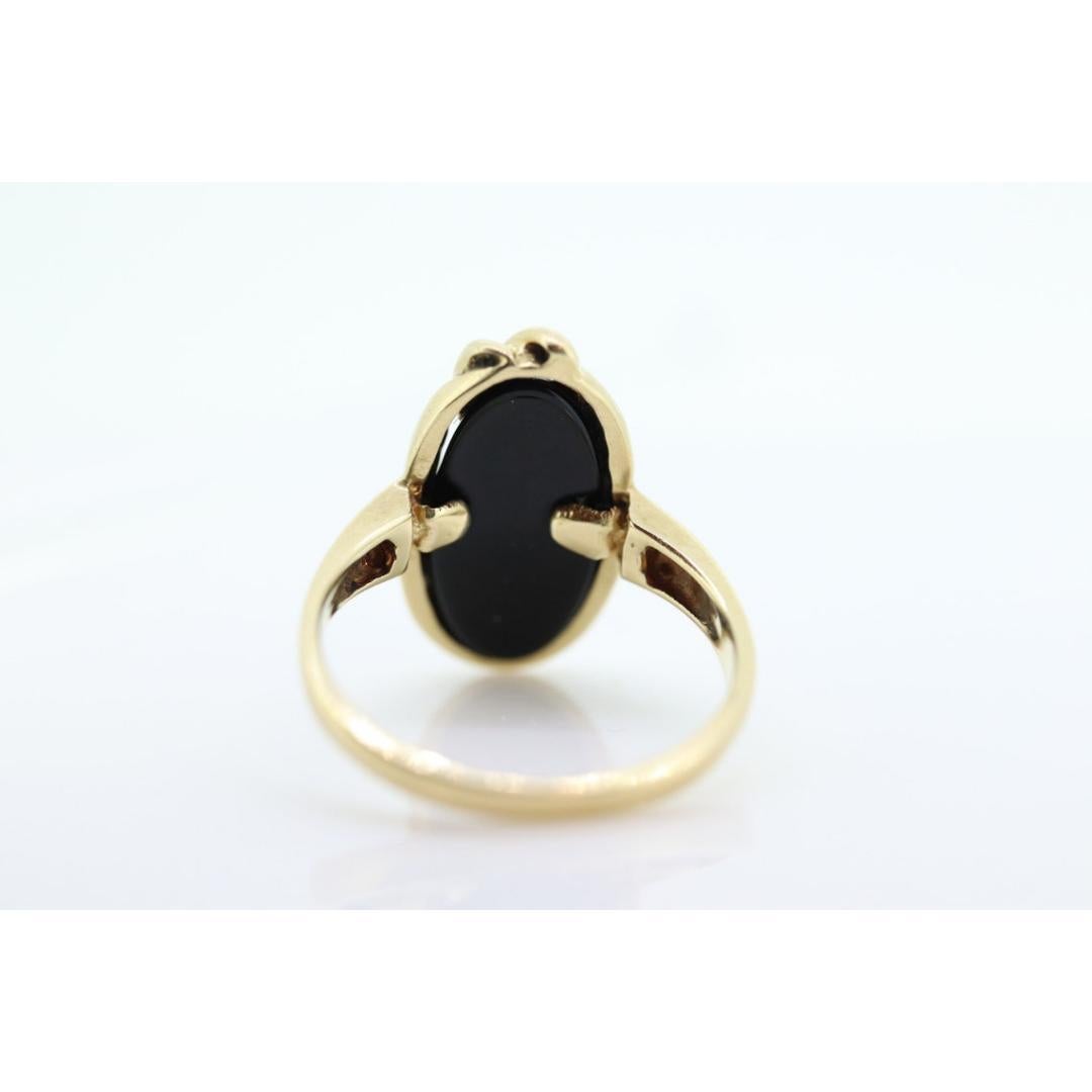 Vintage degli anni '50
Dimensione: 7 US
Materiali: Oro
Pietra preziosa: Onice
Colore della gemma: nero

Colore della banda: oro

Questo è un anello super unico. Eccellente anello Pinkie. Pietra d'onice con diamanti incastonati lateralmente

Condit: