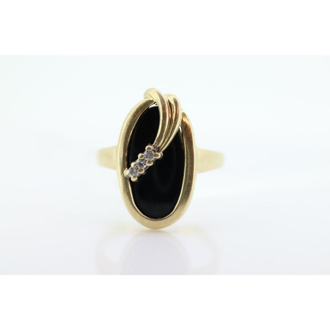 Anello con ONYX e diamanti 14k. Anello a lutto ovale in onice con piccoli diamanti incastonati In condizioni buone in vendita a Port Charlotte, FL