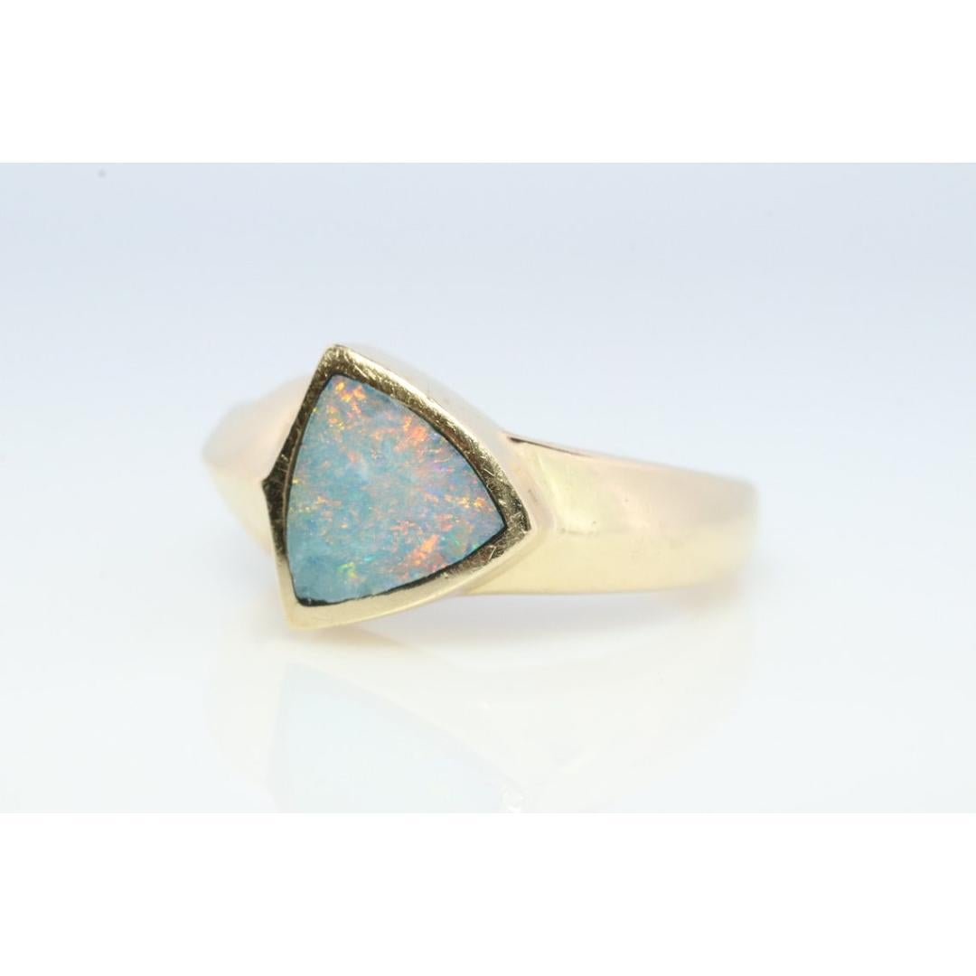 Bague 14k avec incrustation d'opale. Bague à chaton triangulaire en OPAL. Fabriqué par BO Bon état - En vente à Port Charlotte, FL