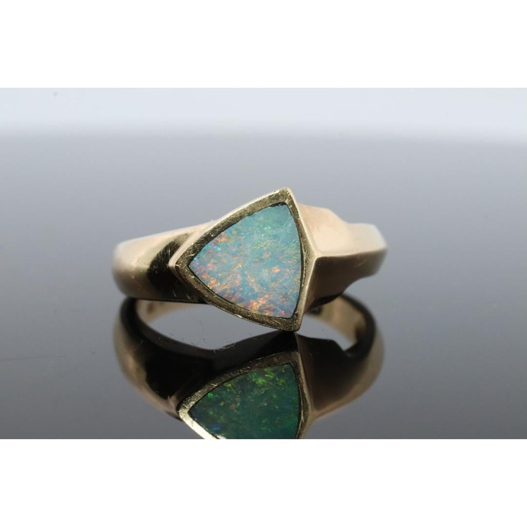Bague 14k avec incrustation d'opale. Bague à chaton triangulaire en OPAL. Fabriqué par BO Pour femmes en vente