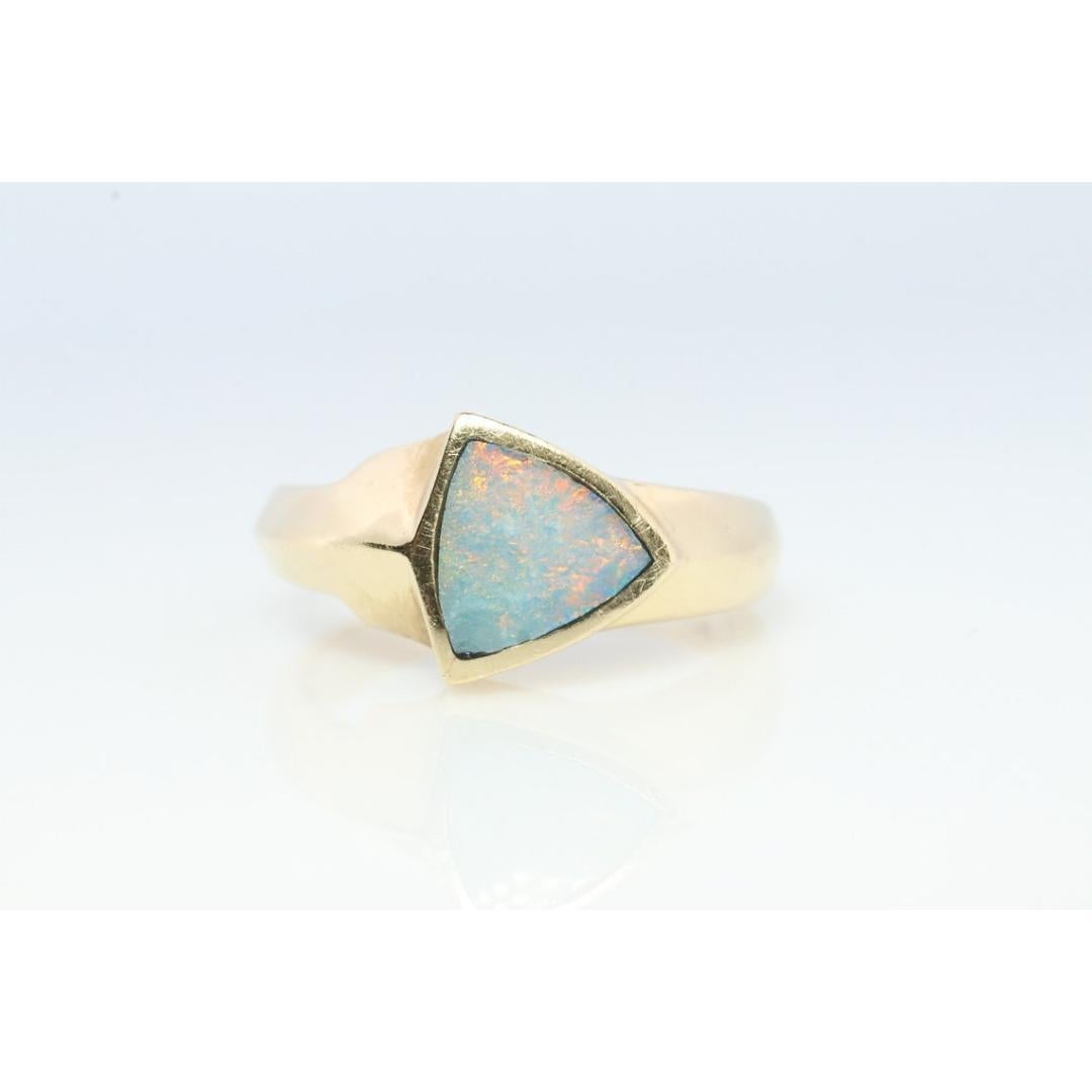 Bague 14k avec incrustation d'opale. Bague à chaton triangulaire en OPAL. Fabriqué par BO en vente 1