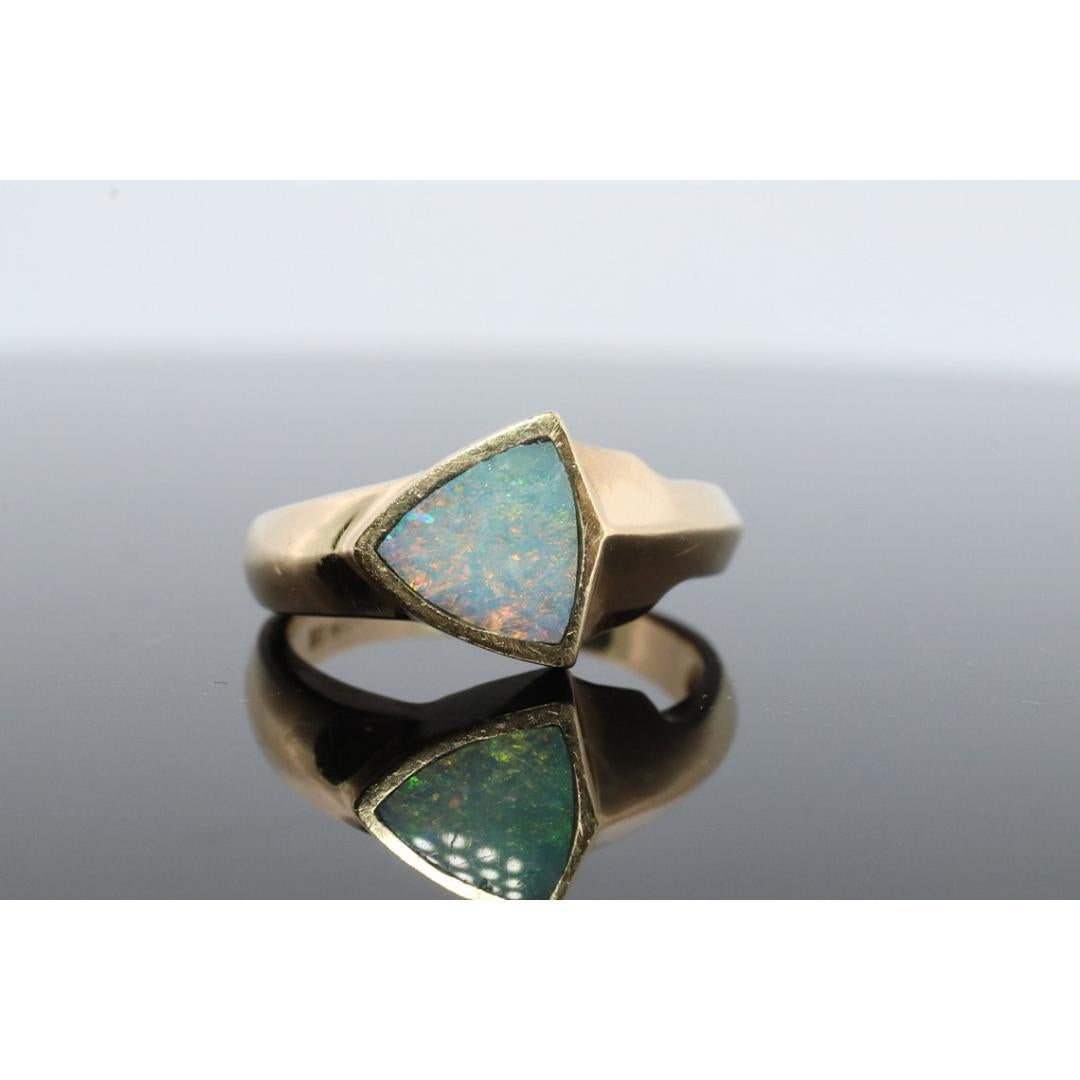 Bague 14k avec incrustation d'opale. Bague à chaton triangulaire en OPAL. Fabriqué par BO en vente 3