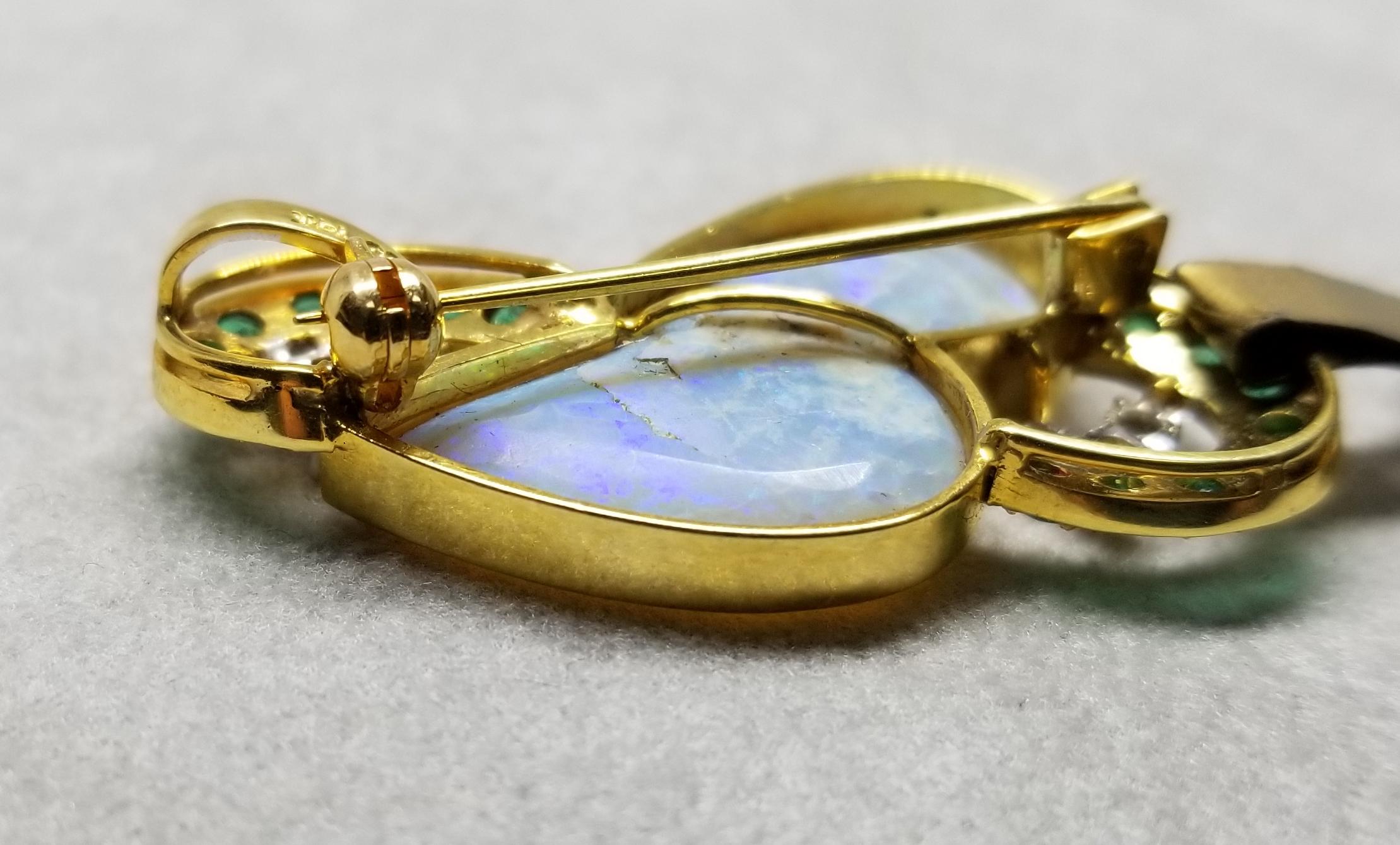 Épingle/pendentif en opale 14 carats avec diamants et émeraudes Neuf - En vente à Los Angeles, CA