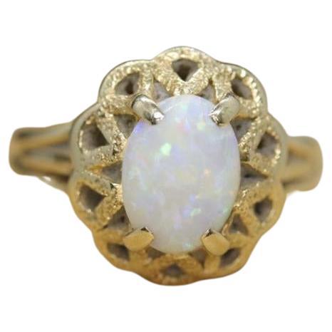 Anillo en garras con solitario de ópalo de 14 quilates. Banda solitaria de ópalo.