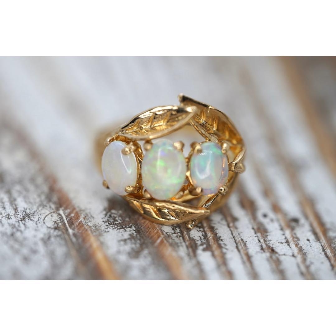 Vintage degli anni '80
Materiali: Pietra
Pietra preziosa: Opale
Colore della gemma: Whiting

Colore della banda: Giallo

Bellissimo anello Opale a trilogia. Accentuato da bellissime foglie d'oro. Oro giallo 14k

Dettagli:
Opali di 5 mm per 7 mm
5,9