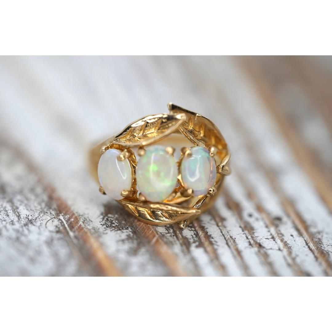 Anello Trio Opale 14k. Anello con triplo cristallo OPAL e foglie in filigrana. In condizioni buone in vendita a Port Charlotte, FL