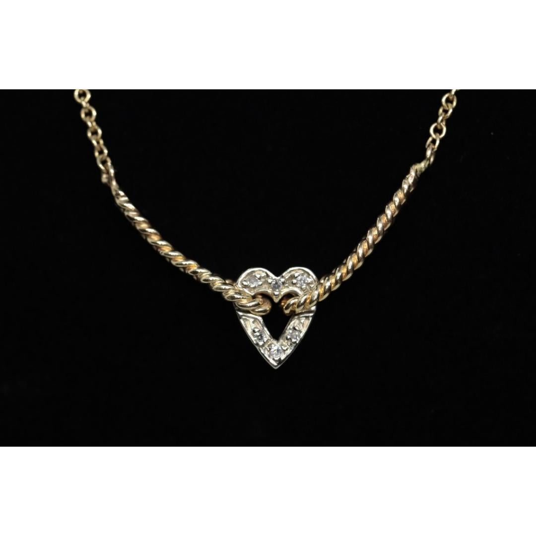 Vintage
MATERIAL : Pierre

Pierre précieuse : Diamant

Spectaculaire collier à cœur ouvert 14k. Coeur serti de diamants et suspendu à une chaîne rolo en or jaune.

Détails :
5,9 grammes au total
Diamants de 1,5 mm 6 au total
Or blanc et jaune