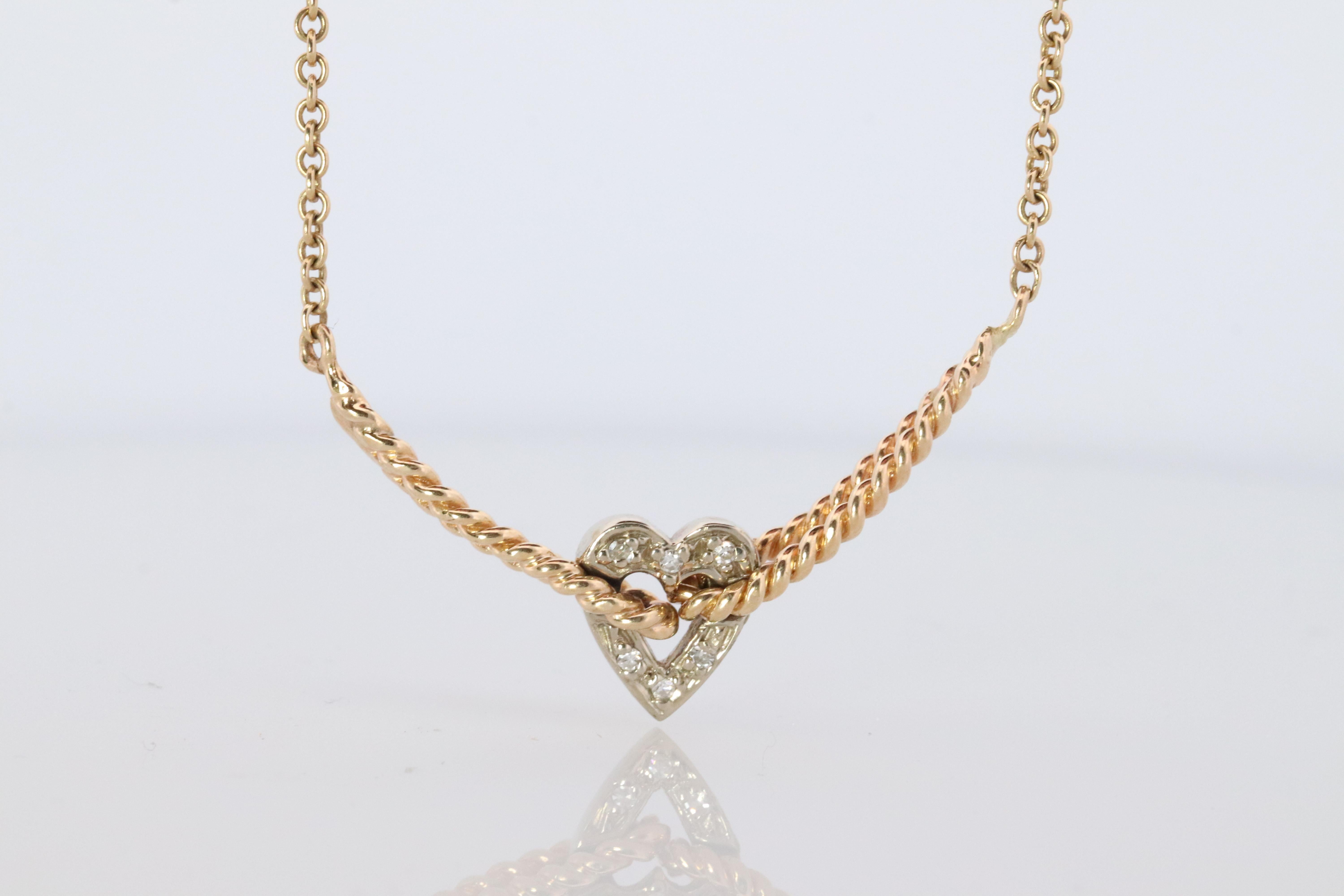 Spettacolare collana a cuore aperto 14k. Cuore incastonato con diamanti e sospeso tra catene rolo in oro giallo.
Dettagli:

5,9 grammi in totale

Diamanti da 1,5 mm 6 in totale

Oro bianco e giallo 14k

Lunghezza 17 pollici