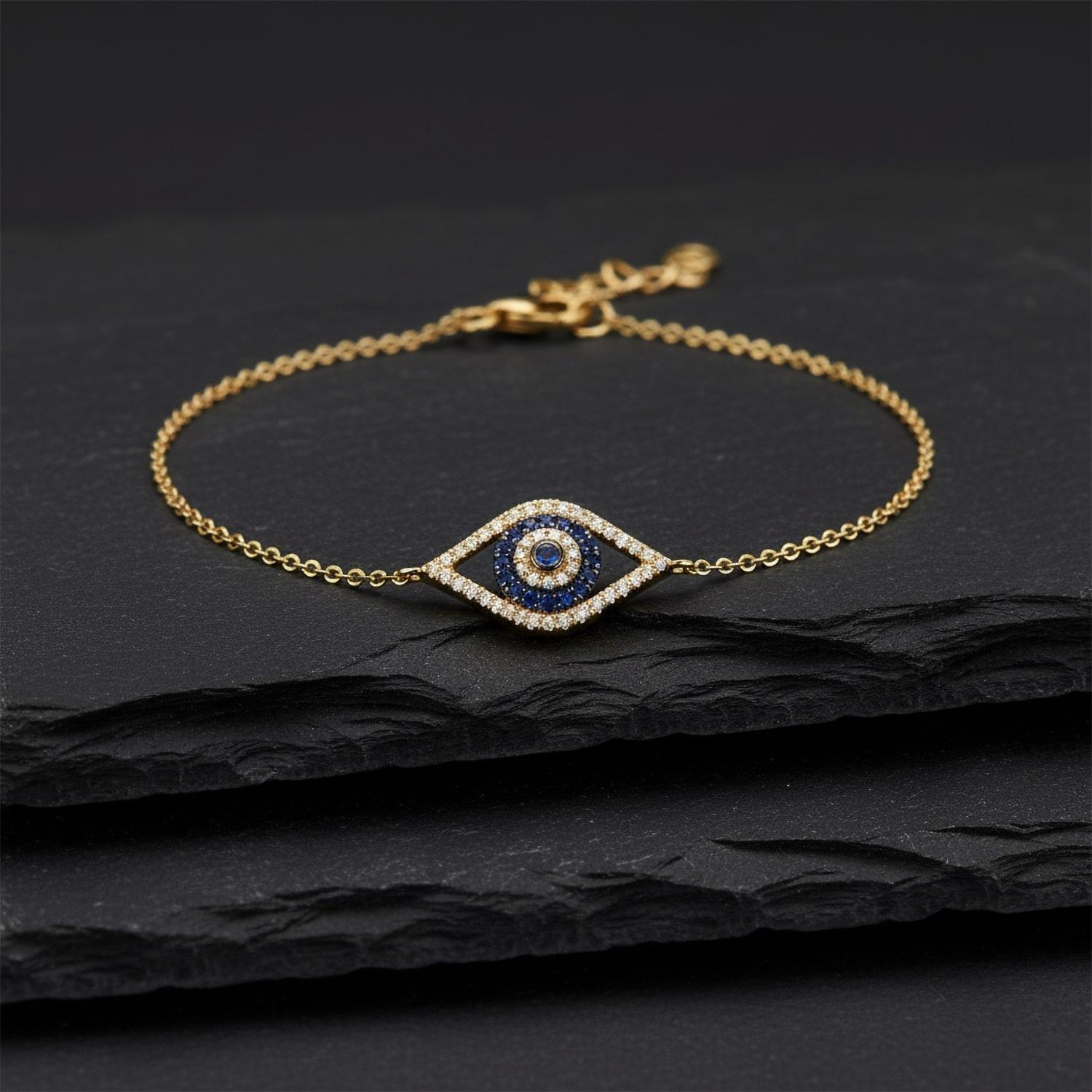Pulsera de oro amarillo de 14 quilates con diamantes y zafiro de mal de ojo Moderno en venta