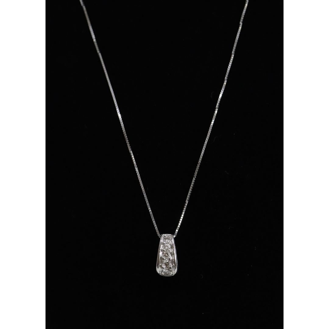 Vintage
Materiali: Pietra
Pietra preziosa: Diamante

Larghezza del ciondolo: 6 millimetri; Altezza del ciondolo: 14 millimetri; Lunghezza della collana: 18 pollici

5 diamanti, per un totale di 0,23 carati
1.6 mm
1.8mm
2.0mm
2.5mm
2.8mm

Oro bianco