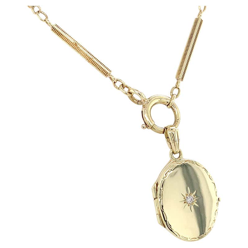 14K Yellow Gold Oval Locket with Decorative Heavy Chain For Sale at 1stDibs