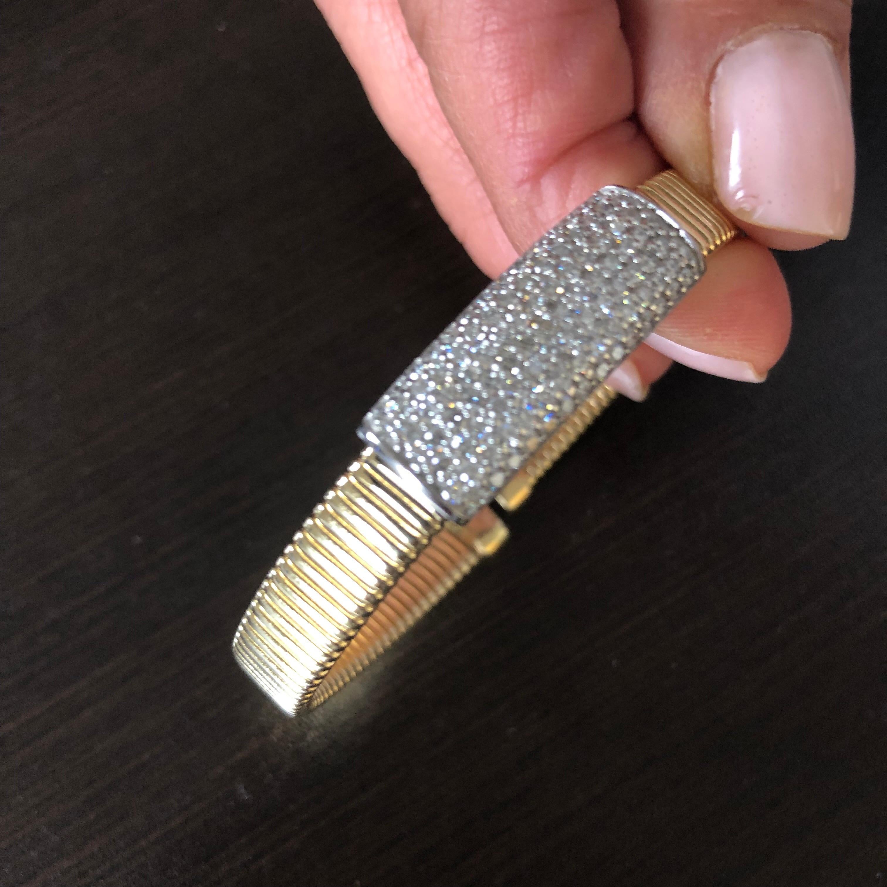 Flexibler Armreif aus 14 Karat Gelbgold mit Pavé (Moderne) im Angebot