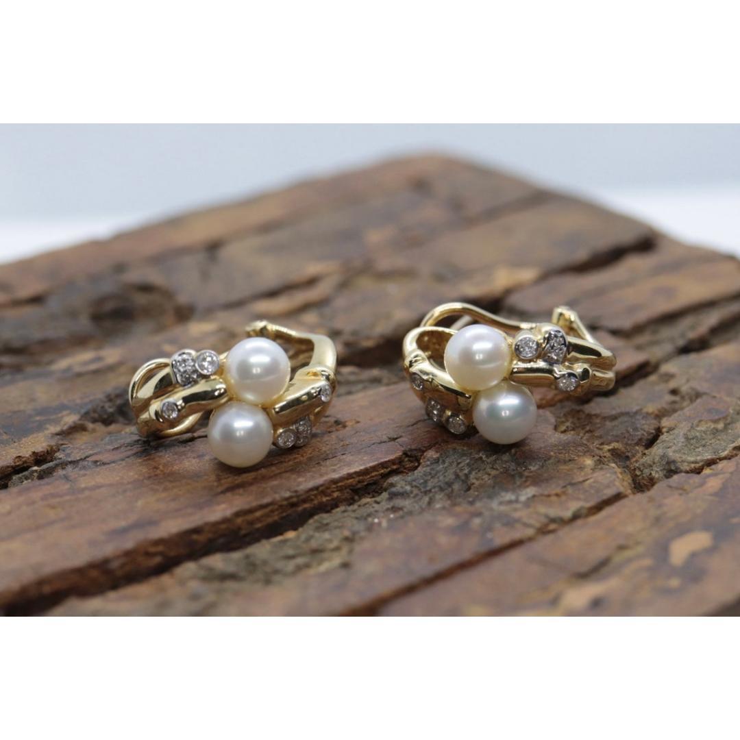Vintage
Materials: Gold
Gemstone: Pearl

Location: Earlobe

About this item

Just a wonderful set of Huggie Style Earrings.

Twin pearls with Bezel set diamonds.

You will adore these.

Details:
14k Yellow Gold 585 Marked
6.5grams total weight
6.5mm