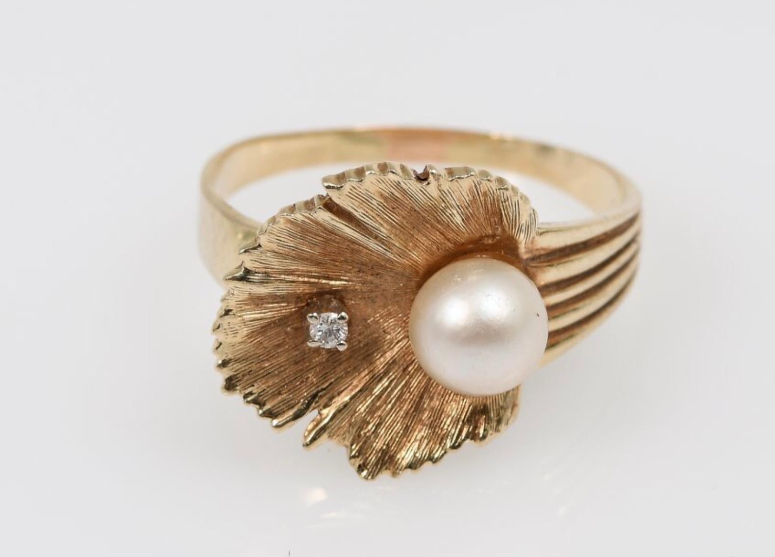 Round Cut 14K Pearl And Diamond Ring For Sale