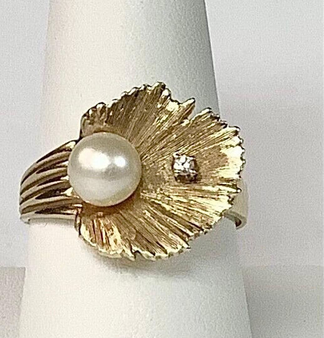 14K Pearl And Diamond Ring In Good Condition For Sale In Bradenton, FL